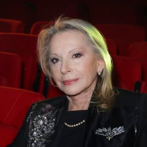 Des fenêtres de sa maison, elle aperçoit les péniches sur la Seine qui remontent vers Rouen ou descendent vers Paris.

Véronique Sanson - Michel Fugain et Véronique Sanson se décorent mutuellement de l'Ordre des Arts et des Lettre à l'occasion du concert de Michel Fugain et de sa femme Sanda à Bobino, Paris le 27 janvier 2025.
Michel Fugain, icône de la chanson française, a célébré en 2024 ses 60 ans de carrière avec un nouvel album intitulé La Vie, l'Amour, etc....
Pour marquer cet événement, il a entamé une tournée exceptionnelle qui passera par plusieurs scènes parisiennes en 2025.
À Paris, il se produira à Bobino les lundis 13, 20 et 27 janvier, ainsi que le 3 février 2025, à 20h30. Ce spectacle, également nommé La Vie, l'Amour, etc..., propose un voyage musical à travers ses plus grands succès. Chaque chanson, portée par une interprétation pleine de générosité, promet de raviver des souvenirs et d'émouvoir le public. © Jack Tribeca / Bestimage