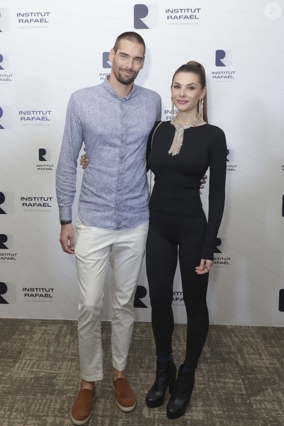Elle raconte : "Il m'est arrivé quelque chose de perturbant. Maintenant que c'est digéré je me sens capable de le raconter."

Exclusif - Camille Lacourt et sa compagne Alice Detollenaere - De nombreuses personnalités sont venues assister au dîner de gala annuel de l'Institut Rafaël-Santé intégrative au Pavillon Gabriel à Paris le 8 novembre 2022. 
© Jack Tribeca / Bestimage