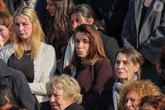 Aure Atika à la sortie des obsèques d'Emilie Dequenne au cimetière Père Lachaise à Paris, France, le 26 mars 2025. © Cyril Moreau/Bestimage