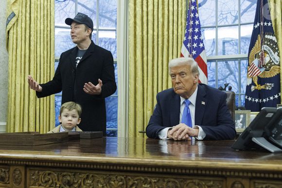 Le président Donald Trump et Elon Musk, accompagné de son fils X, donnent une conférence de presse pour défendre les premières coupes budgétaires du Department of Government Efficiency (DOGE) dirigé par le patron de Space X et Tesla.
Washington, le 11 février 2025.
©Photo Press Service / BESTIMAGE