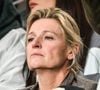 Elle se montre exigeante sur leur scolarité sans viser la perfection.

Anne-Elisabeth Lemoine - Célébrités dans les tribunes lors du match de football du PSG face à Metz au Parc des Princes à Paris le 21 Février 2026. Matthieu Mirville/Bestimage