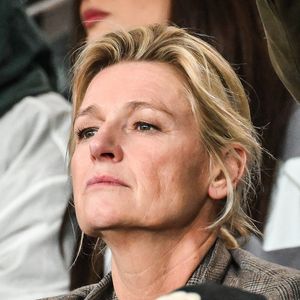 Elle se montre exigeante sur leur scolarité sans viser la perfection.

Anne-Elisabeth Lemoine - Célébrités dans les tribunes lors du match de football du PSG face à Metz au Parc des Princes à Paris le 21 Février 2026. Matthieu Mirville/Bestimage