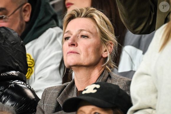 Elle se montre exigeante sur leur scolarité sans viser la perfection.

Anne-Elisabeth Lemoine - Célébrités dans les tribunes lors du match de football du PSG face à Metz au Parc des Princes à Paris le 21 Février 2026. Matthieu Mirville/Bestimage