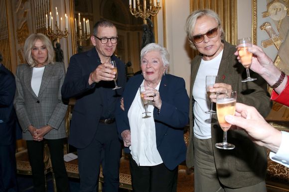 Line Renaud demande à trinquer pour remercier et célébrer l'événement, avec Brigitte Macron, Dany Boon et Muriel Robin - Line Renaud fait don de ses archives aux Archives Nationales au Ministère de la Culture, Paris le 12 Mai 2025. L’ex-meneuse de revue qui fêtera ses 97 ans le 2 juillet prochain a remis à la ministre de la Culture R. Dati, la lettre par laquelle elle fait don de ses archives (correspondances, papiers et documents personnels et professionnels) à l’État. Un moment fort en émotions qu’elle a partagé avec ses «enfants de cœur». © Bertrand Rindoff / Bestimage