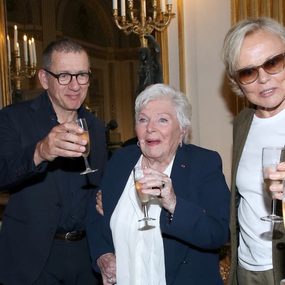 Line Renaud demande à trinquer pour remercier et célébrer l'événement, avec Brigitte Macron, Dany Boon et Muriel Robin - Line Renaud fait don de ses archives aux Archives Nationales au Ministère de la Culture, Paris le 12 Mai 2025. L’ex-meneuse de revue qui fêtera ses 97 ans le 2 juillet prochain a remis à la ministre de la Culture R. Dati, la lettre par laquelle elle fait don de ses archives (correspondances, papiers et documents personnels et professionnels) à l’État. Un moment fort en émotions qu’elle a partagé avec ses «enfants de cœur». © Bertrand Rindoff / Bestimage