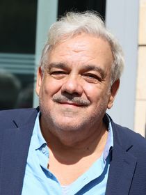 Didier Bourdon habite aussi dans ce célèbre quartier parisien ! L'acteur, sa femme Marie-Sandra et leurs filles Clélia et Natacha y sont totalement épanouis