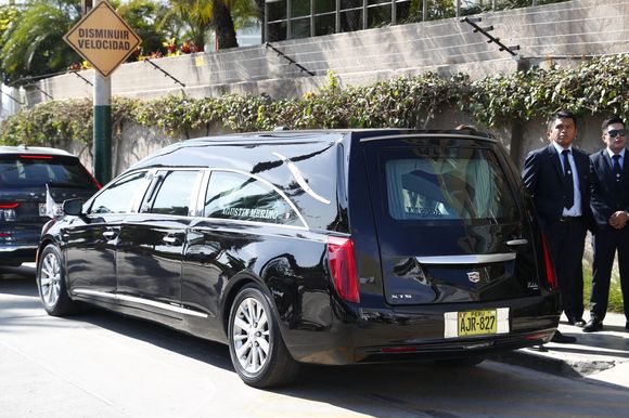 Hommages et condoléances affluent au domicile de Mario Vargas Llosa à Lima (Pérou), le 14 avril 2025, suite à l'annonce de son décès survenu la veille à l'âge de 89 ans. 
© Eruopa Press / Bestimage