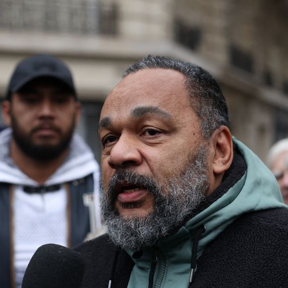 Il s'est néanmoins vu refuser l'accès à l'église comme plusieurs autres personnalités, persona non grata à l'hommage
Dieudonné M'Bala M'Bala -  Arrivées à l'hommage à Jean-Marie Le Pen en l’église Notre-Dame du Val-de-Grâce à Paris le 16 janvier 2025.

© Cyril Moreau / Bestimage