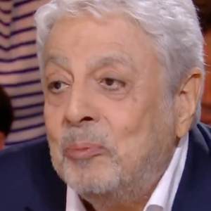 Le chanteur, célèbre pour des tubes comme Les filles de mon pays, était invité par Léa Salamé (qui a récemment déménagé) dans l'émission Quelle époque ! samedi 21 mars 2026.

Enrico Macias dans Quelle époque sur France 2