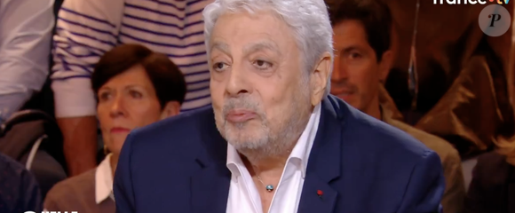 Le chanteur, célèbre pour des tubes comme Les filles de mon pays, était invité par Léa Salamé (qui a récemment déménagé) dans l'émission Quelle époque ! samedi 21 mars 2026.

Enrico Macias dans Quelle époque sur France 2