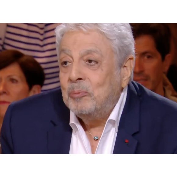 Le chanteur, célèbre pour des tubes comme Les filles de mon pays, était invité par Léa Salamé (qui a récemment déménagé) dans l'émission Quelle époque ! samedi 21 mars 2026.

Enrico Macias dans Quelle époque sur France 2