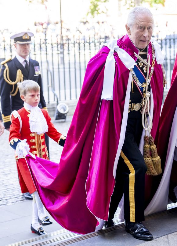 Ce report freine un passage de relais symbolique important au sein de la monarchie.

Le roi Charles III d'Angleterre à la cérémonie de l'Ordre du Bain au l'abbaye de Westminster de Londres le 16 mai 2025. Photo par GOFF INF / BESTIMAGE