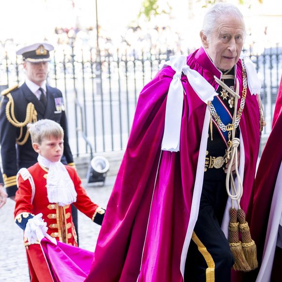 Ce report freine un passage de relais symbolique important au sein de la monarchie.

Le roi Charles III d'Angleterre à la cérémonie de l'Ordre du Bain au l'abbaye de Westminster de Londres le 16 mai 2025. Photo par GOFF INF / BESTIMAGE