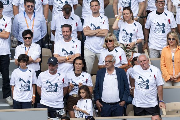 Clémentine, la compagne de R.Gasquet très èmue, et Maryse Gasquet, la mère du tennisman - R.Gasquet reçoit les honneurs du court Philippe Chatrier pour le dernier match de sa carrière lors des Internationaux de France de Tennis de Roland Garros 2025, le 29 mai 2025, après 23 ans de carrière. Pour sa dernière rencontre, le Français s'est incliné face à l'Italien J.Sinner ((6-3, 6-0, 6-4).
© Moreau / Jacovides / Bestimage