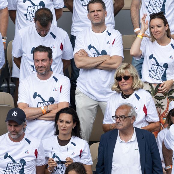 Clémentine, la compagne de R.Gasquet très èmue, et Maryse Gasquet, la mère du tennisman - R.Gasquet reçoit les honneurs du court Philippe Chatrier pour le dernier match de sa carrière lors des Internationaux de France de Tennis de Roland Garros 2025, le 29 mai 2025, après 23 ans de carrière. Pour sa dernière rencontre, le Français s'est incliné face à l'Italien J.Sinner ((6-3, 6-0, 6-4).
© Moreau / Jacovides / Bestimage
