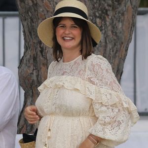 Semi-exclusif - Kym Thiriot enceinte - Michel Sardou rend hommage à son père en famille lors du premier trophée de pétanque "Fernand Sardou" à Bormes-les-Mimosas le 29 mai 2026. Le célèbre chanteur est venu en famille avec sa femme, son fils Romain avec son fils de deux ans et demi et de sa compagne enceinte de son deuxième enfant.
La première édition du Trophée Fernand Sardou est organisée du 29 au 31 mai au coeur du village de Bormes les Mimosas. Une initiative portée par Michel et son fils Romain, pour rendre hommage à leur illustre parent Fernand Sardou au travers d'un tournoi de pétanque.
En lien avec la municipalité et l'Amicale Bouliste Borméenne (ABB), un premier Trophée Fernand Sardou sera organisé avec deux grands temps forts : Le vendredi, dès 18h, un tournoi d'exhibition sera proposé et verra s'affronter 16 triplettes. Puis un concours fédéral à pétanque sera organisé le weekend et ouvert à tous les amateurs. 128 équipes seront réparties sur les sites les plus emblématiques du village, à savoir au boulodrome de la place Saint-François, mais aussi au parc Cigalou, sur le site du château et à l'ancien stade. © Franz Chavaroche/Bestimage
