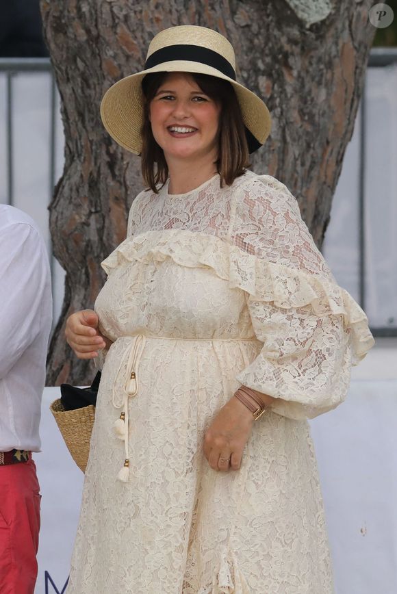 Semi-exclusif - Kym Thiriot enceinte - Michel Sardou rend hommage à son père en famille lors du premier trophée de pétanque "Fernand Sardou" à Bormes-les-Mimosas le 29 mai 2026. Le célèbre chanteur est venu en famille avec sa femme, son fils Romain avec son fils de deux ans et demi et de sa compagne enceinte de son deuxième enfant.
La première édition du Trophée Fernand Sardou est organisée du 29 au 31 mai au coeur du village de Bormes les Mimosas. Une initiative portée par Michel et son fils Romain, pour rendre hommage à leur illustre parent Fernand Sardou au travers d'un tournoi de pétanque.
En lien avec la municipalité et l'Amicale Bouliste Borméenne (ABB), un premier Trophée Fernand Sardou sera organisé avec deux grands temps forts : Le vendredi, dès 18h, un tournoi d'exhibition sera proposé et verra s'affronter 16 triplettes. Puis un concours fédéral à pétanque sera organisé le weekend et ouvert à tous les amateurs. 128 équipes seront réparties sur les sites les plus emblématiques du village, à savoir au boulodrome de la place Saint-François, mais aussi au parc Cigalou, sur le site du château et à l'ancien stade. © Franz Chavaroche/Bestimage