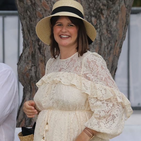 Semi-exclusif - Kym Thiriot enceinte - Michel Sardou rend hommage à son père en famille lors du premier trophée de pétanque "Fernand Sardou" à Bormes-les-Mimosas le 29 mai 2026. Le célèbre chanteur est venu en famille avec sa femme, son fils Romain avec son fils de deux ans et demi et de sa compagne enceinte de son deuxième enfant.
La première édition du Trophée Fernand Sardou est organisée du 29 au 31 mai au coeur du village de Bormes les Mimosas. Une initiative portée par Michel et son fils Romain, pour rendre hommage à leur illustre parent Fernand Sardou au travers d'un tournoi de pétanque.
En lien avec la municipalité et l'Amicale Bouliste Borméenne (ABB), un premier Trophée Fernand Sardou sera organisé avec deux grands temps forts : Le vendredi, dès 18h, un tournoi d'exhibition sera proposé et verra s'affronter 16 triplettes. Puis un concours fédéral à pétanque sera organisé le weekend et ouvert à tous les amateurs. 128 équipes seront réparties sur les sites les plus emblématiques du village, à savoir au boulodrome de la place Saint-François, mais aussi au parc Cigalou, sur le site du château et à l'ancien stade. © Franz Chavaroche/Bestimage