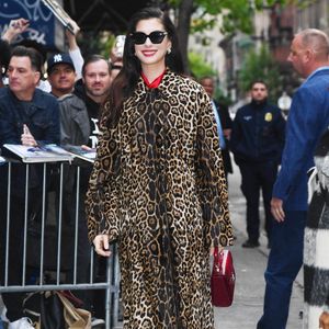 04/28/2026 Anne Hathaway a été aperçue à son arrivée à la projection du film Le diable s'habille en Prada 2 à New York. L'actrice américaine portait un sac à main rouge Aspinal of London, une veste à imprimé animalier et des talons rouges.
