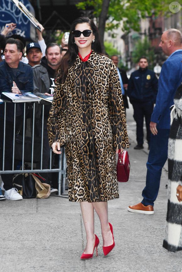 04/28/2026 Anne Hathaway a été aperçue à son arrivée à la projection du film Le diable s'habille en Prada 2 à New York. L'actrice américaine portait un sac à main rouge Aspinal of London, une veste à imprimé animalier et des talons rouges.