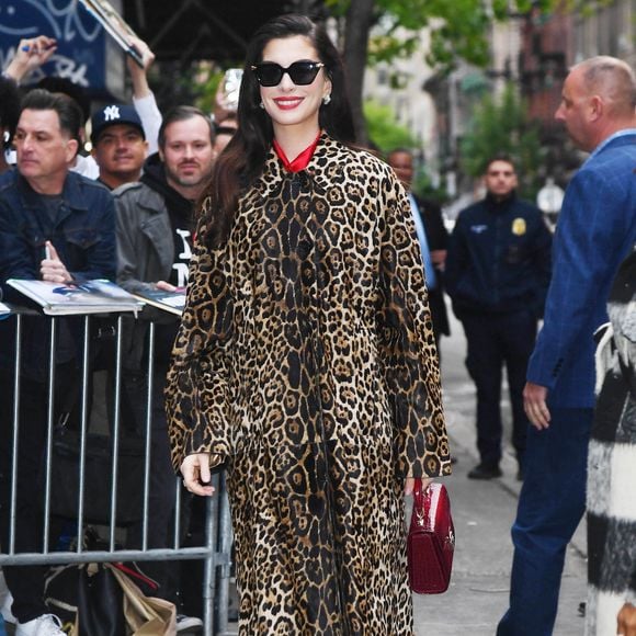 04/28/2026 Anne Hathaway a été aperçue à son arrivée à la projection du film Le diable s'habille en Prada 2 à New York. L'actrice américaine portait un sac à main rouge Aspinal of London, une veste à imprimé animalier et des talons rouges.
