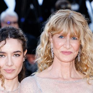Laura Dern et sa fille Jaya Harper - Montée des marches du film " La bataille de Gaulle : L'âge de fer " lors du 79ème Festival International du Film de Cannes, le 20 mai 2026. © Jacovides-Moreau / Bestimage