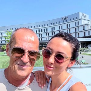 Sorti de l'hôpital Roger Erhart a publié un long message sur Instagram, accompagné d'une photo avec Delphine Wespiser.