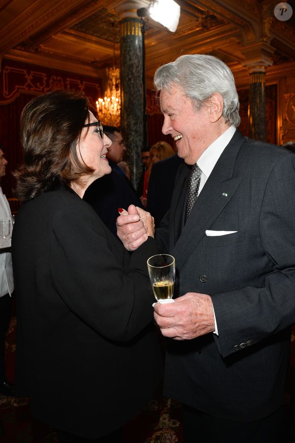 C'est à Genève que tous deux habitaient à proximité.

Nana Mouskouri et Alain Delon lors de l'élévation de L. Renaud au rang de grand-croix de l'ordre national du Mérite, au Palais de l'Elysée à Paris, le 23 mars 2017.
© Guirec Coadic/Bestimage