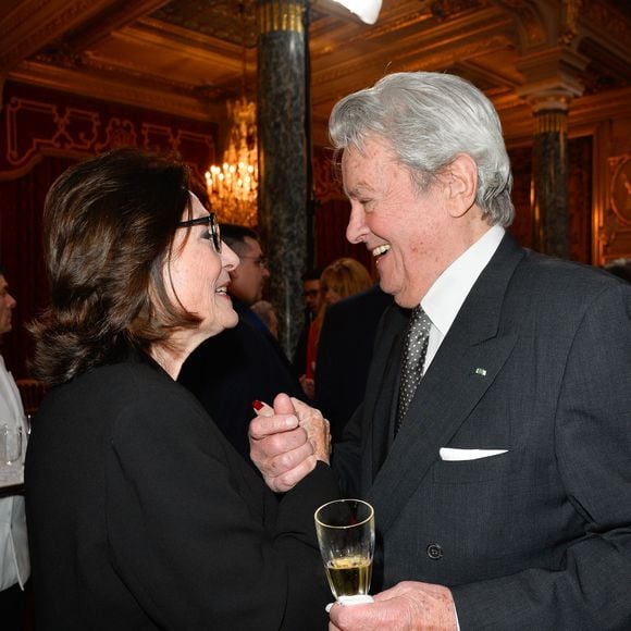 C'est à Genève que tous deux habitaient à proximité.

Nana Mouskouri et Alain Delon lors de l'élévation de L. Renaud au rang de grand-croix de l'ordre national du Mérite, au Palais de l'Elysée à Paris, le 23 mars 2017.
© Guirec Coadic/Bestimage