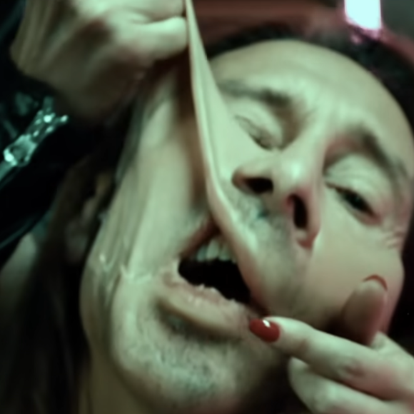 Bob Sinclar a révélé les dessous de son étonnante transformation physique qu'il avait réalisé pour faire la promotion de son nouveau titre Take It Easy On Me

Bob Sinclar dans le clip "Take easy on me" Youtube