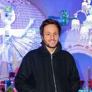 Vianney a même fêté ses 35 ans sur ce chantier difficile, où il a manipulé 15 tonnes de bois sous toutes les météos. Une détermination qui force le respect...

Vianney à l'inauguration des décorations du ‘130e Noël des Galeries Lafayette’ le 14 novembre 2024 à Paris, France. Photo Mireille Ampilhac/Abaca