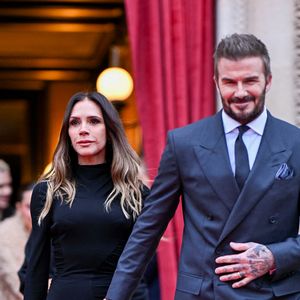 Victoria Beckham et son mari David Beckham - Victoria Beckham, accompagnée de sa famille, à la sortie de l'Hôtel La Réserve pour se rendre au ministère de la Culture pour être élevée au rang de Chevalier des Arts et des Lettres à Paris, France, le 26 janvier 2026. © Yehiel Chekroune/Bestimage
