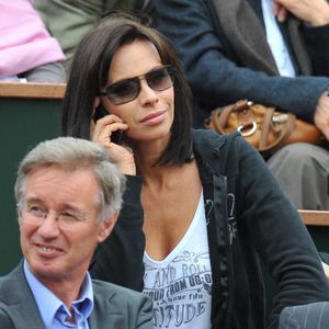 Mathilda May assiste à un match lors des Internationaux de France de Tennis 2008 à Roland Garros à Paris, France, le 6 juin 2008. Photo Frederic Nebinger/ABACAPRESS.COM