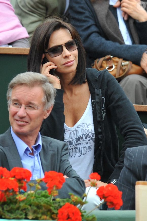 Mathilda May assiste à un match lors des Internationaux de France de Tennis 2008 à Roland Garros à Paris, France, le 6 juin 2008. Photo Frederic Nebinger/ABACAPRESS.COM