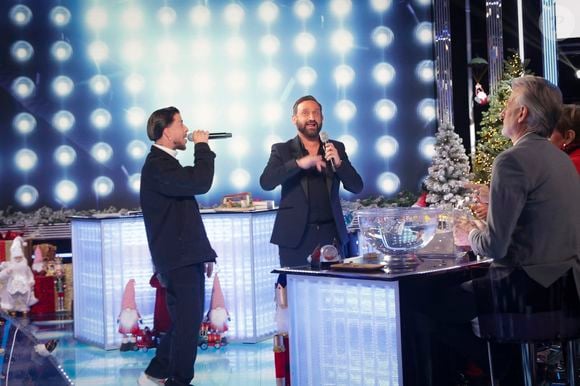 Exclusif - Yanns (Yannick Schweitzer,) et Cyril Hanouna sur le plateau de l'émission "Touche pas à mon poste" (TPMP) diffusée en direct sur C8 le 19 décembre 2024 

© Jack Tribeca / Bestimage