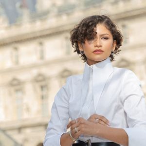 Mais on l'a aussi vue la main hors de sa poche

Zendaya photographiée lors du photocall du défilé Louis Vuitton Womenswear Automne/Hiver 2026-2027 dans le cadre de la Fashion Week de Paris au Musée du Louvre, à Paris, France, le 10 mars 2026. Photo par Alexis Jumeau/ABACAPRESS.COM
