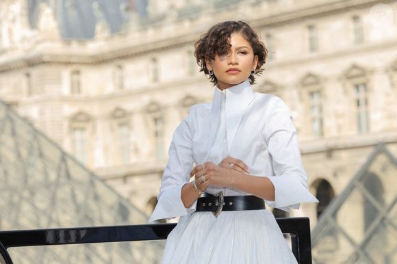 Mais on l'a aussi vue la main hors de sa poche

Zendaya photographiée lors du photocall du défilé Louis Vuitton Womenswear Automne/Hiver 2026-2027 dans le cadre de la Fashion Week de Paris au Musée du Louvre, à Paris, France, le 10 mars 2026. Photo par Alexis Jumeau/ABACAPRESS.COM