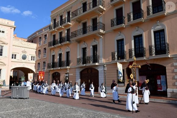 Illustration au balcon du palais princier lors de la procession de la Fête Dieu sur la place du Palais à Monaco le 19 juin 2025.
Cette fête catholique, instituée par le pape Urbain IV en 1264, se tient chaque année le jeudi qui suit la Trinité, soixante jours après Pâques. Elle célèbre la présence réelle de Jésus-Christ sous les apparences du pain et du vin, devenus son corps et son sang.

© Bruno Bebert / Bestimage