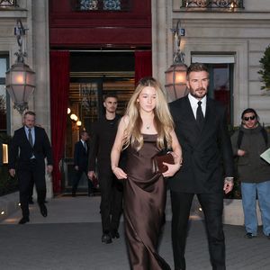 David Beckham et sa fille Harper Seven sortent de l'hôtel La Réserve Paris - Hotel and Spa pour se rendre au défilé de Victoria en marge de la Fashion Week de Paris (PFW), à Paris, France, le 7 mars 2025. © Cyril Moreau/Bestimage