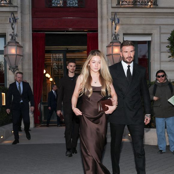 David Beckham et sa fille Harper Seven sortent de l'hôtel La Réserve Paris - Hotel and Spa pour se rendre au défilé de Victoria en marge de la Fashion Week de Paris (PFW), à Paris, France, le 7 mars 2025. © Cyril Moreau/Bestimage
