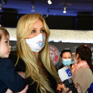 Exclusif - Adriana Karembeu Ohanian et sa fille Nina - Adriana Karembeu Ohanian, à l'occasion  de l'année internationale de l'infirmière et de la sage-femme, a fait un don de 2000 masques de protection "Year of Nurse by Adriana" aux infirmières de la Principauté de Monaco et des communes limitrophes, à la Brasserie de Monaco, le 3 décembre 2020.  © Bruno Bebert / Bestimge