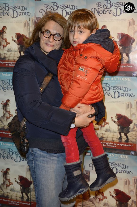 Sonia Dubois a en effet vécu un vrai choc en apprenant qu’elle était enceinte à 46 ans.

Sonia Dubois et son fils Hippolyte à la representation exceptionnelle de la comédie musicale "Le bossu de Notre-Dame" au théâtre Antoine à Paris le 24 novembre 2013.