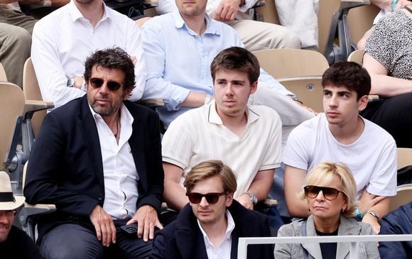 Il va sortir un livre sur le cerveau

Patrick Bruel et ses fils Oscar et Léon dans les tribunes lors des Internationaux de France de Tennis de Roland Garros 2025. Paris, le 1er Juin 2025. © Dominique Jacovides/Bestimage