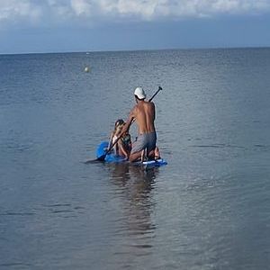 Pierre Niney en vacances avec Natasha Andrews en famille.
