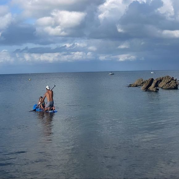 Pierre Niney en vacances avec Natasha Andrews en famille.