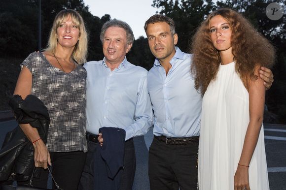 Michel Drucker avec Steve Suissa et Stéfanie Jarre assistant à 'L'Affrontement' lors du 30ème Festival de Ramatuelle à Ramatuelle, dans le sud de la France, le 5 août 2014. Photo par Cyril Bruneau/ABACAPRESS.COM