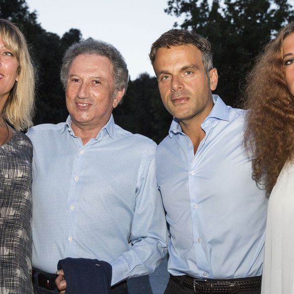 Michel Drucker avec Steve Suissa et Stéfanie Jarre assistant à 'L'Affrontement' lors du 30ème Festival de Ramatuelle à Ramatuelle, dans le sud de la France, le 5 août 2014. Photo par Cyril Bruneau/ABACAPRESS.COM