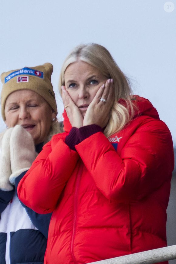 "La princesse héritière a besoin de plus de repos et sa routine quotidienne change plus rapidement qu’avant", a indiqué la Cour. 

La princesse Mette-Marit de Norvège aperçue au relais féminin de ski de fond lors des Championnats du monde de ski nordique à Trondheim, le 7 mars 2025. ©Dana Press / Bestimage