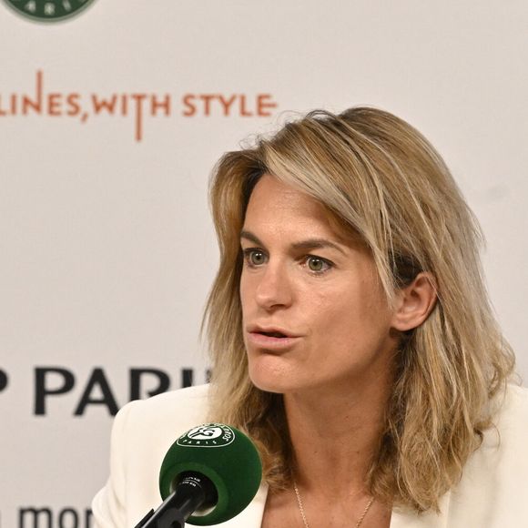 “Après, déjeuner avec les copains, genre le poulet du dimanche. Puis on chill un peu, on repart se balader tranquillement le soir et on est bien”, conclut l’ancienne joueuse

Amélie Mauresmo en conférence de presse lors des Internationaux de France de tennis de Roland Garros le 9 juin 2024. Chryslene Caillaud / Panoramic / Bestimage