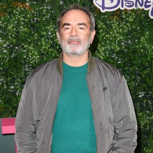 "Comme l'avait annoncé la présidente de France Télévisions, Delphine Ernotte Cunci, cette future série quotidienne de la six se tournera dans les studios de Vendargue, propriété de France Télévisions, qui abrite déjà les équipes d'Un si grand soleil, sur France 3.", détaillent également nos confrères.

Bruno Solo - Avant-première de la mini-série Disney "Tout Va Bien" à l'UGC Normandie à Paris le 9 novembre 2023. © Coadic Guirec / Bestimage